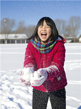 冬季雪地小女孩开心打雪仗图片